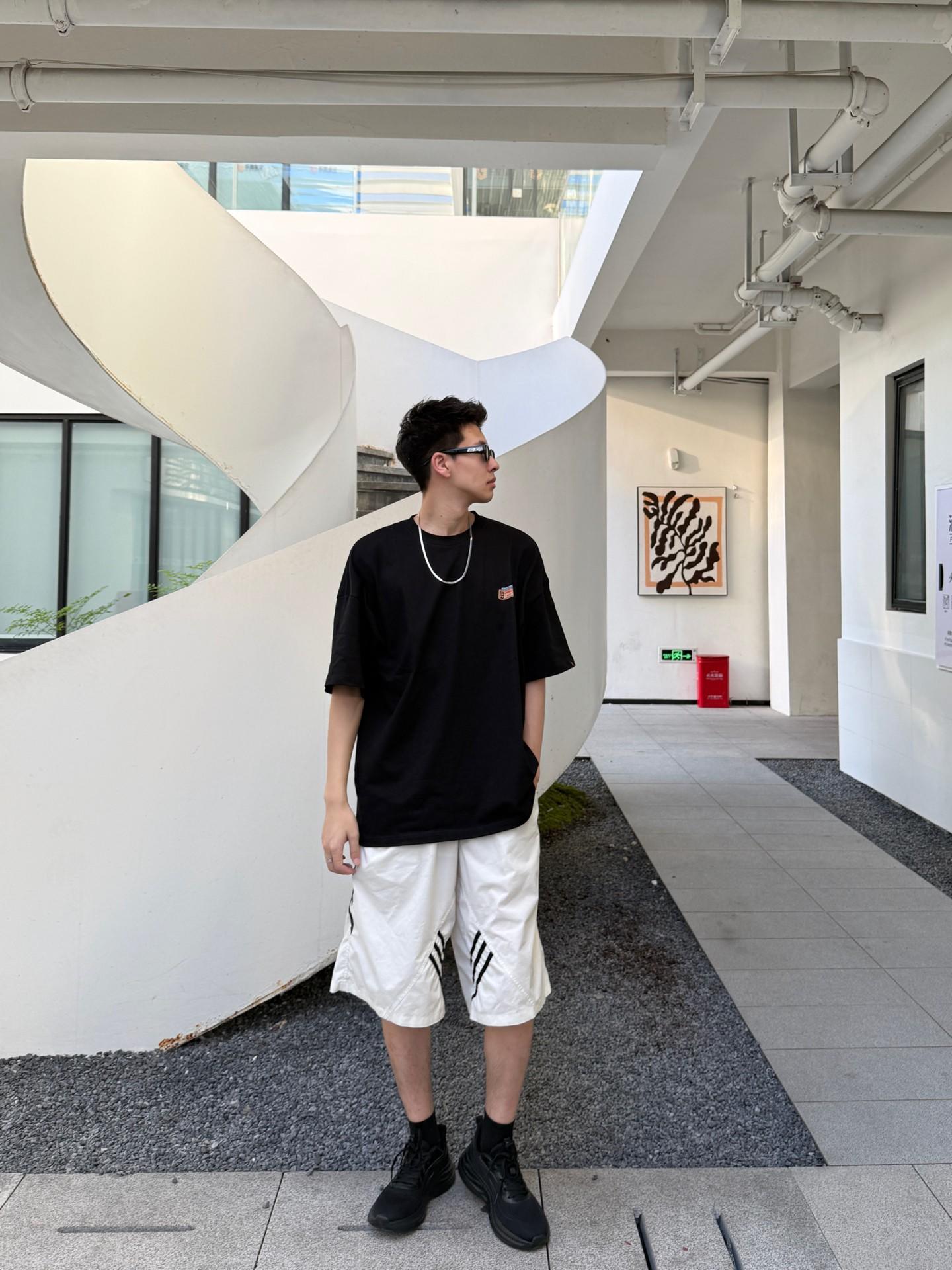 黑白撞色夏日穿搭,街头松弛感一键拿捏🏖️